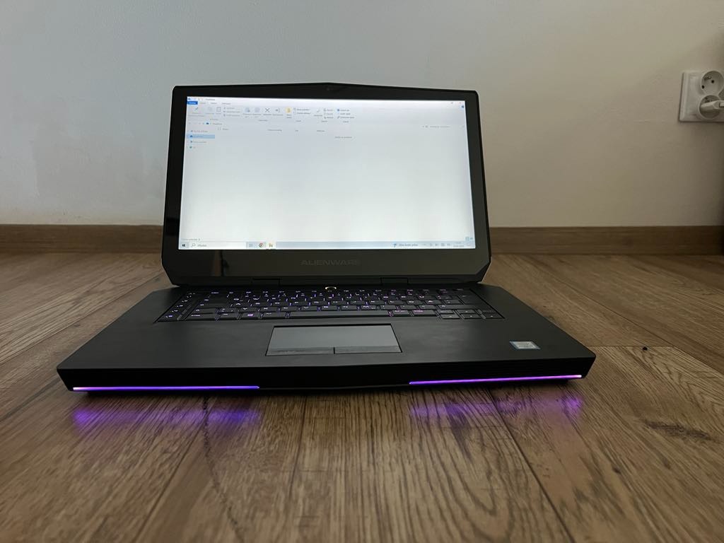 Alienware r2 15"