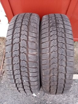 2ks zimních zátěžových pneumatik - 205x70 R-15C.