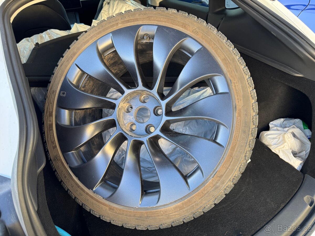 Sada 21″ kol Uberturbine a zimních pneumatik - Tesla Y