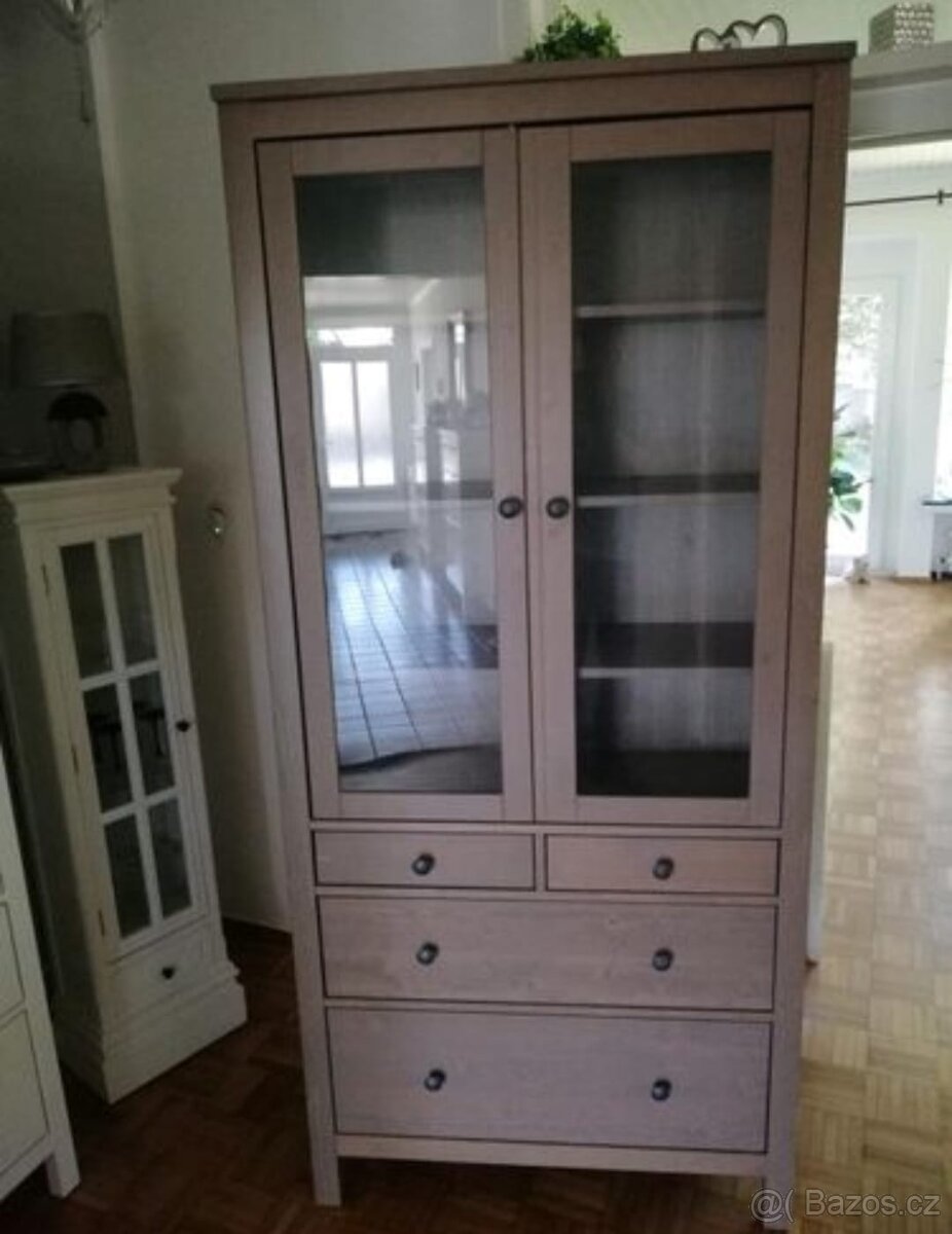 HEMNES VITRÍNA