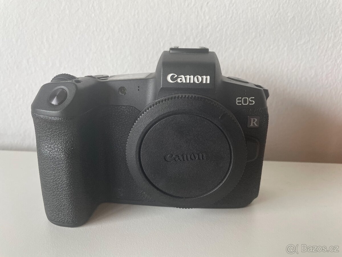 Canon EOS R s příslušenstvím (EF-RF adaptér)