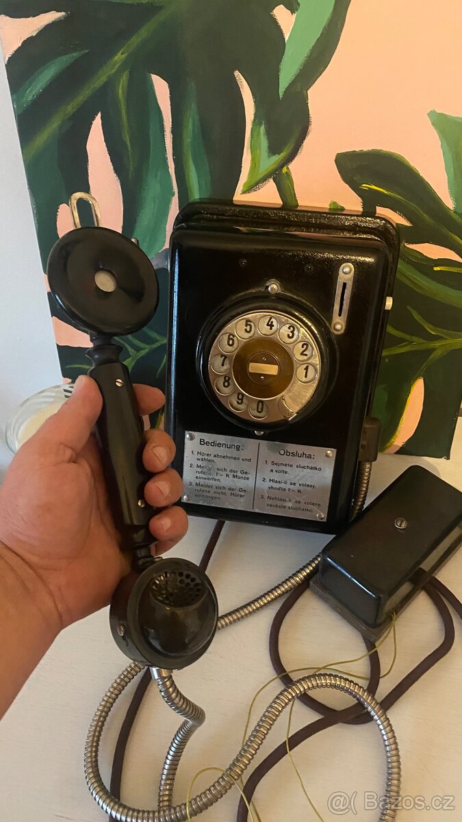 Starý nástěnný telefon na mince