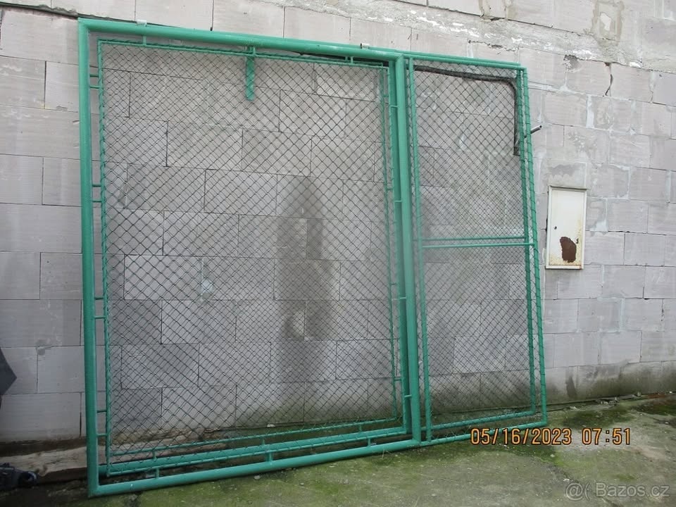 Dvoukřídlá brána -