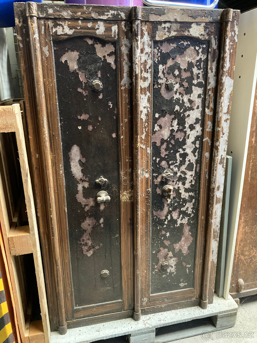 Trezor Popelka dvoudveřový starožitný 13.000 kč