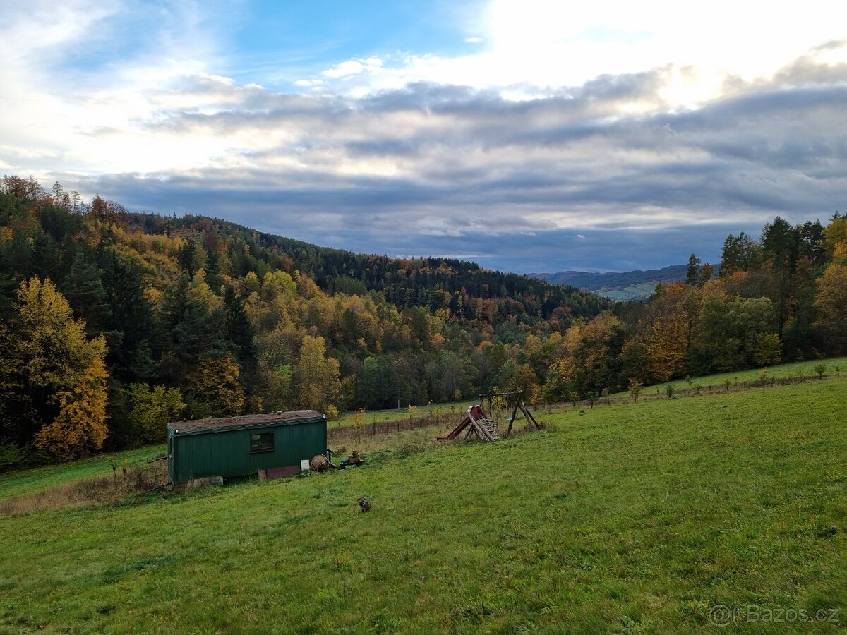 Ubytování zdarma v chatě maringotce, jen za výpomoc