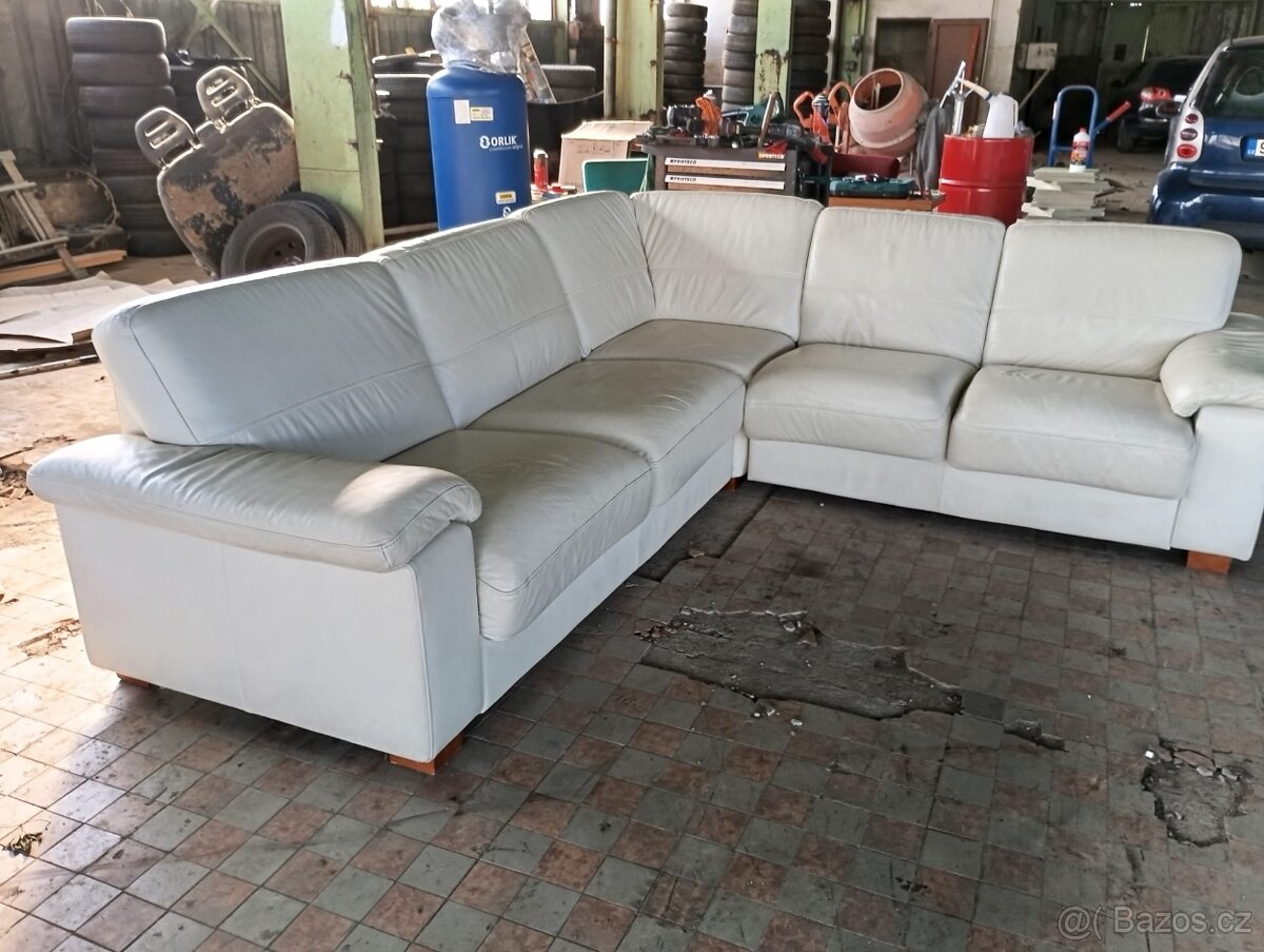 Kožená bílá sedačka