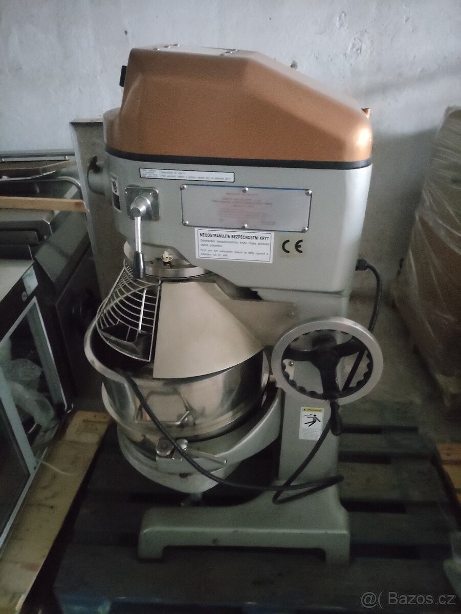 Kuchyňský robot SPAR 60 včetně veliké sady příslušenství