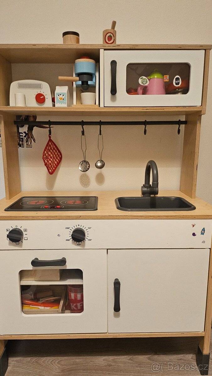 Dětská dřevěná kuchyňka