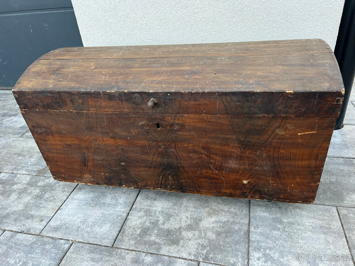 Dřevěná truhla stará