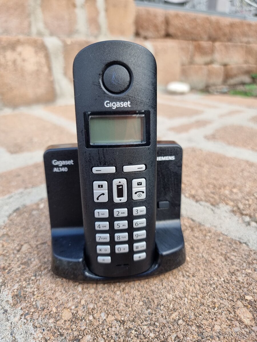 Retro telefonní aparát přenosný