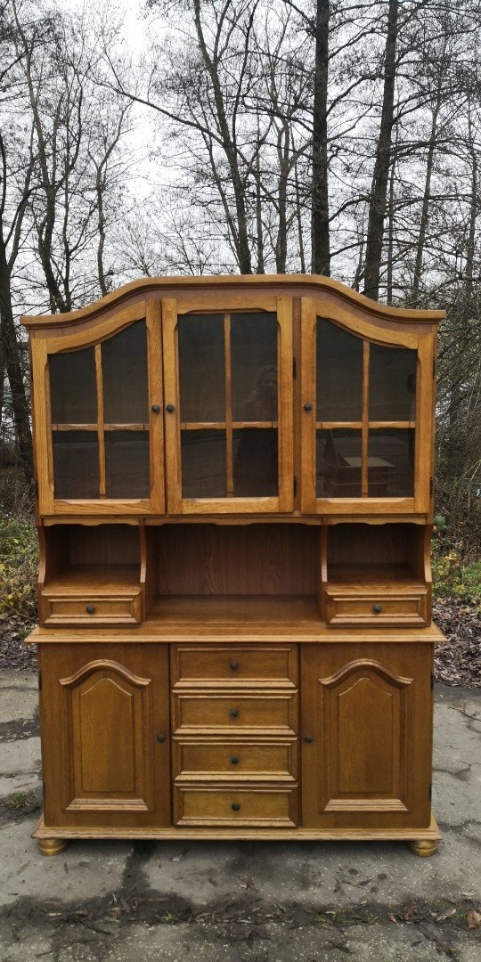 Rustikální masivní příborník