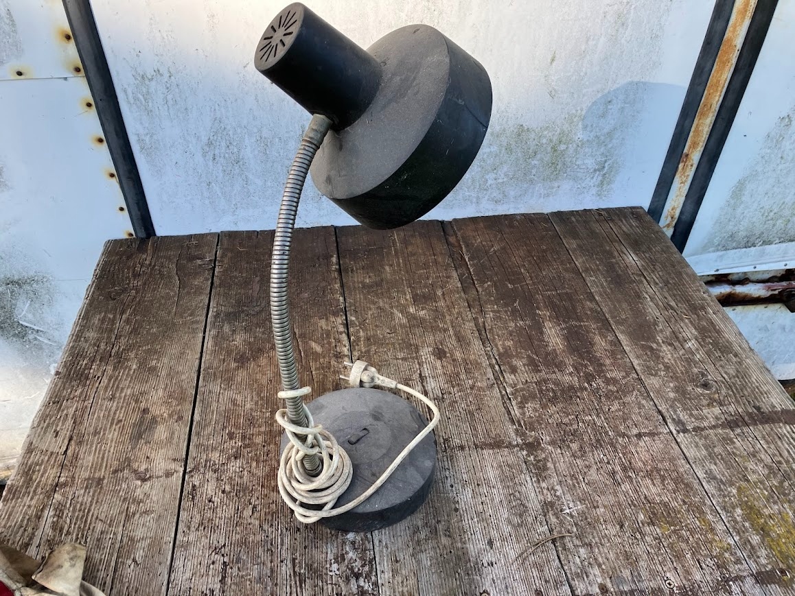 stará kancelářská lampa