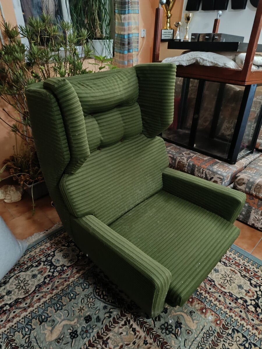 Zelené křeslo Ušák.