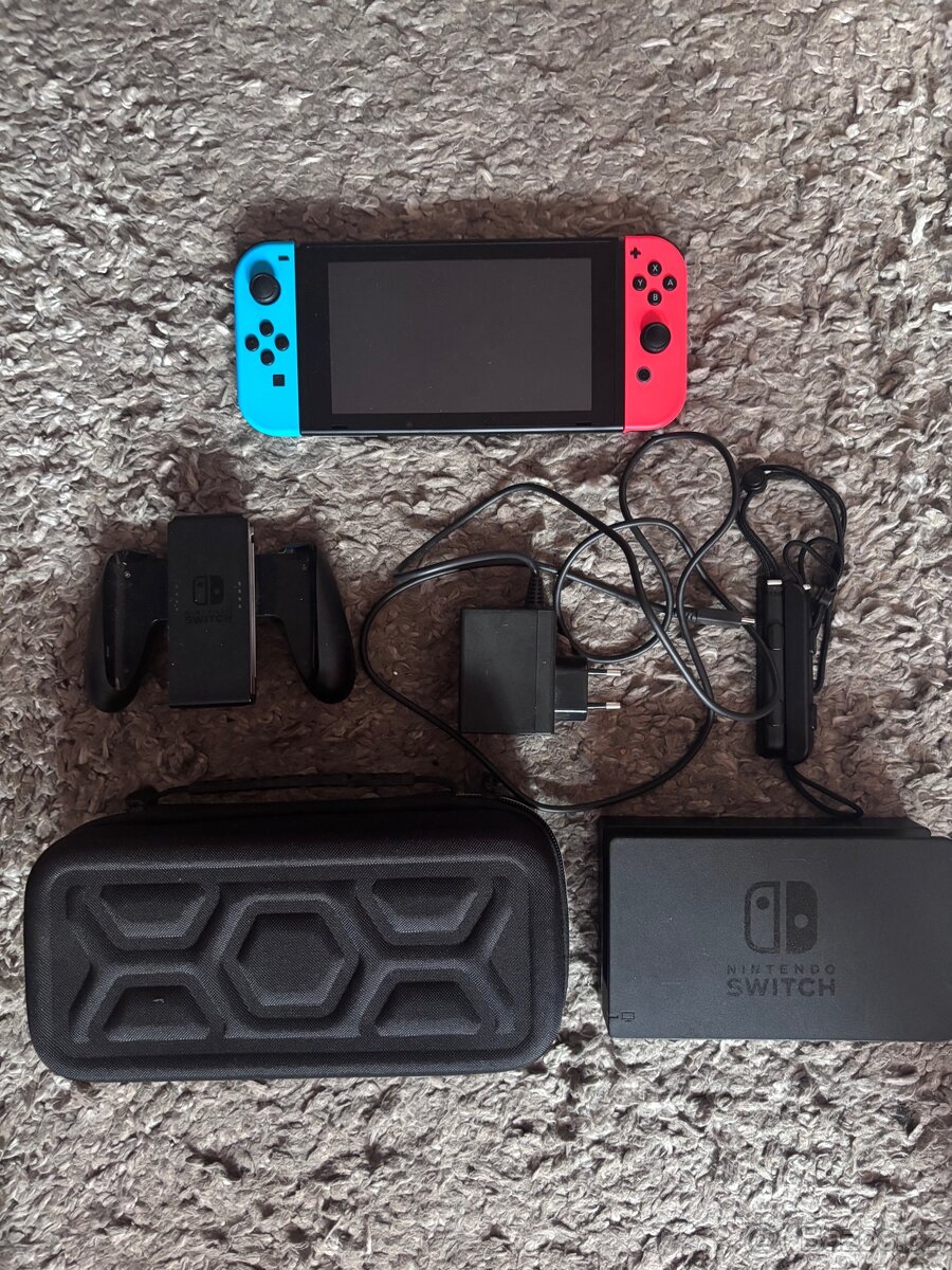 Nintendo switch + příslušenství + pouzdro