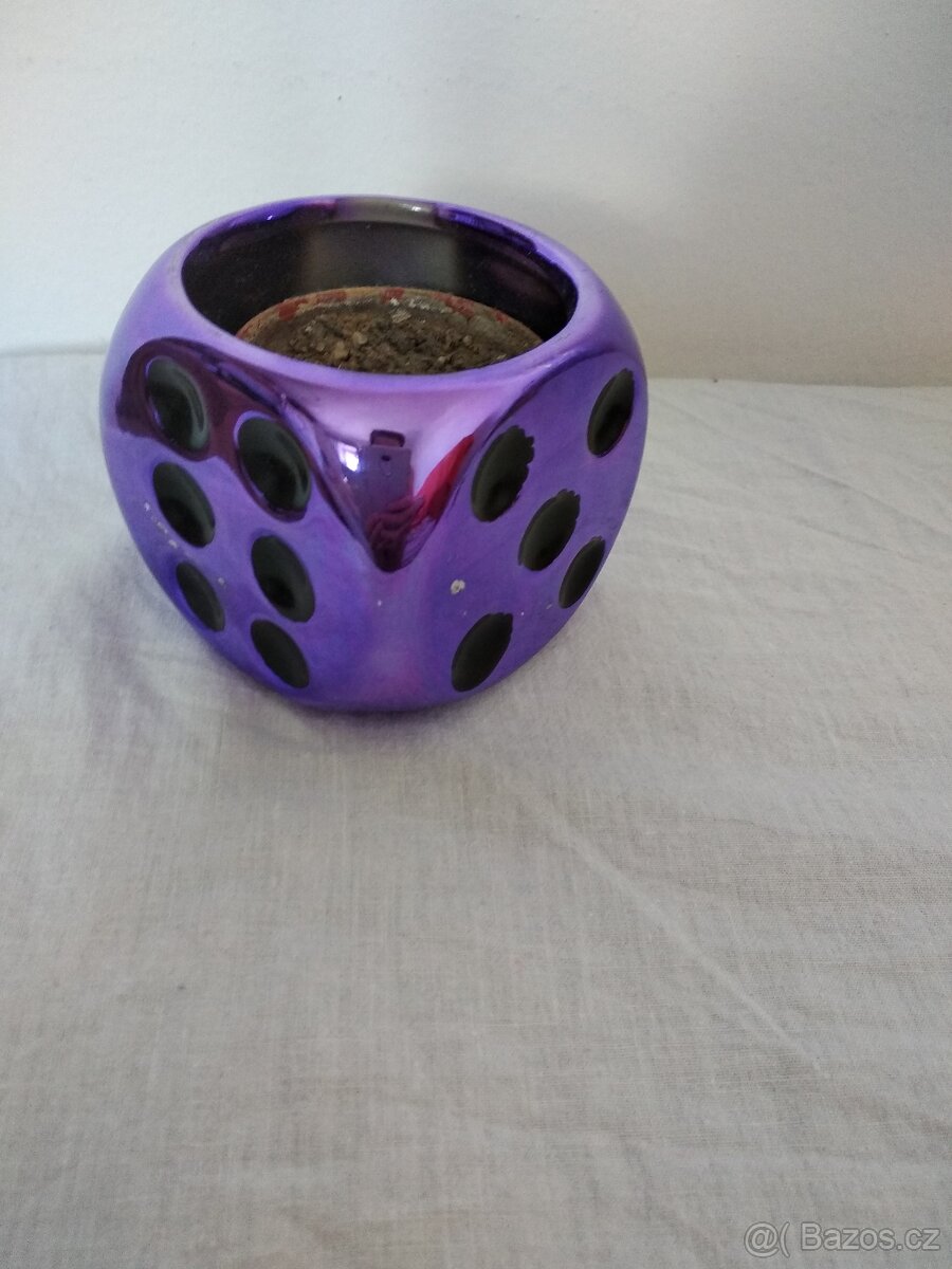 Květináč fialová hrací kostka