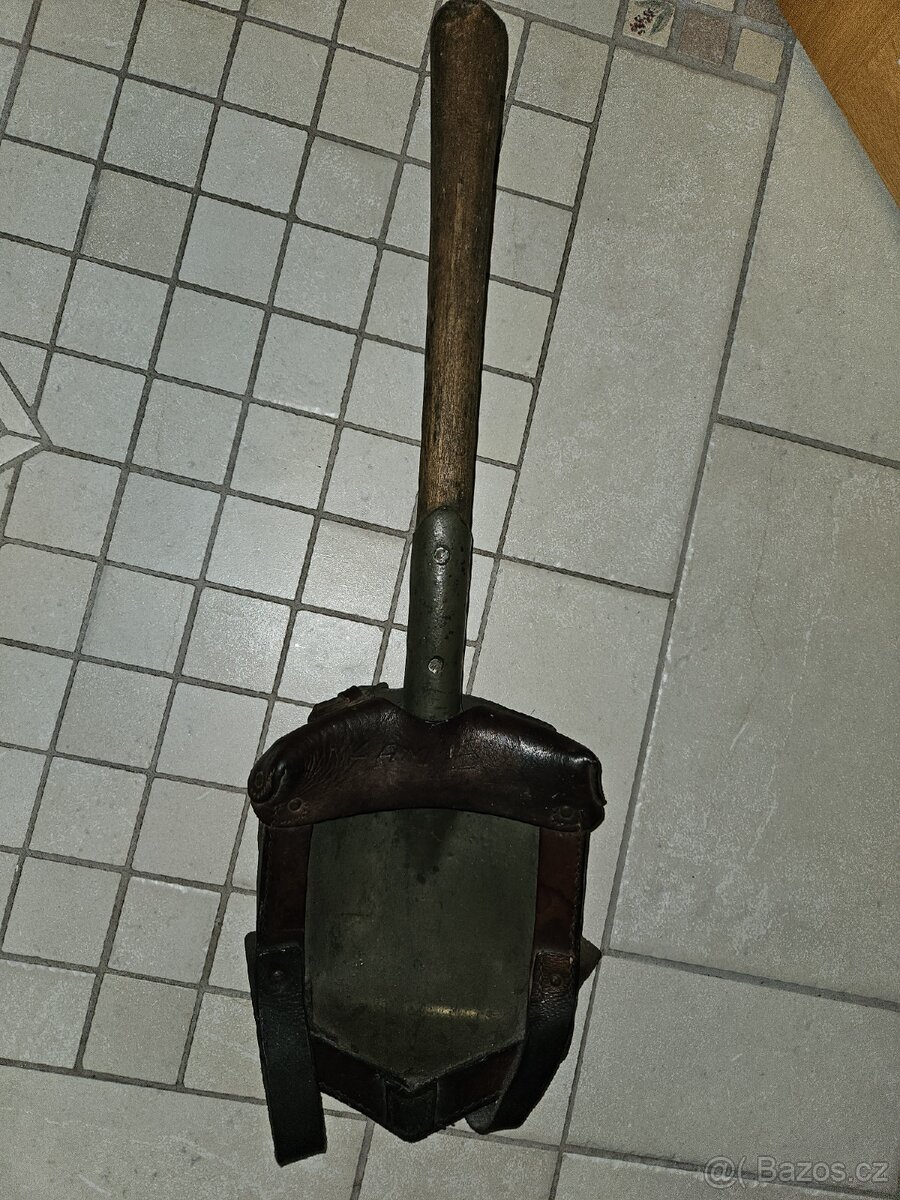 Vojenská lopatka se závěsníkem a bedna na munici
