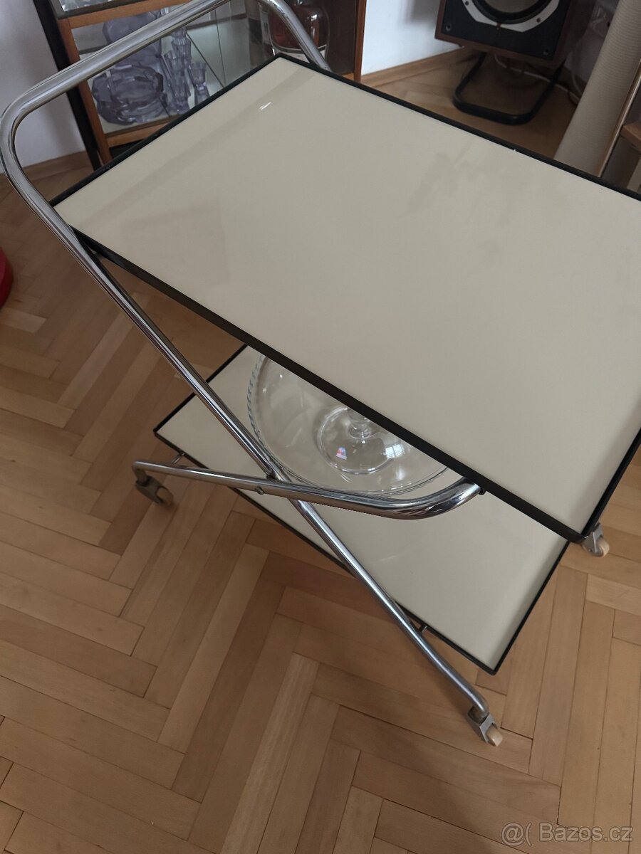 Chromovaný servírovací stolek
