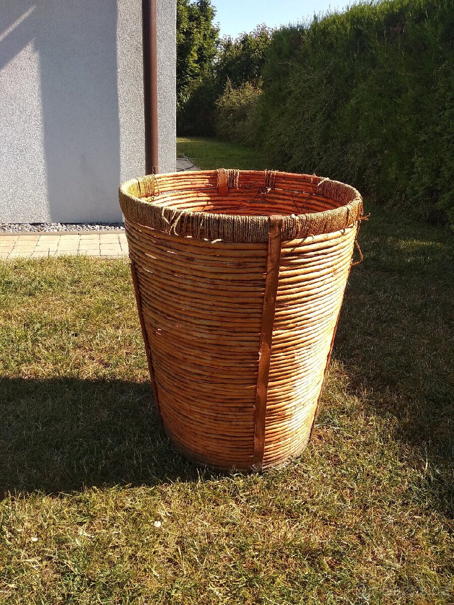Koš z přírodního materiálu