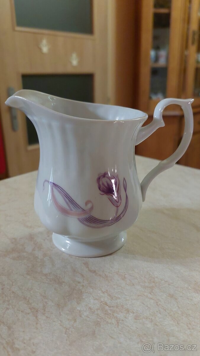 Malá porcelánová konvička