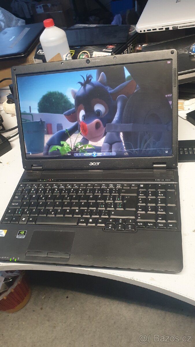 Starší funkční notebook, pro děti na pouštění pohádek