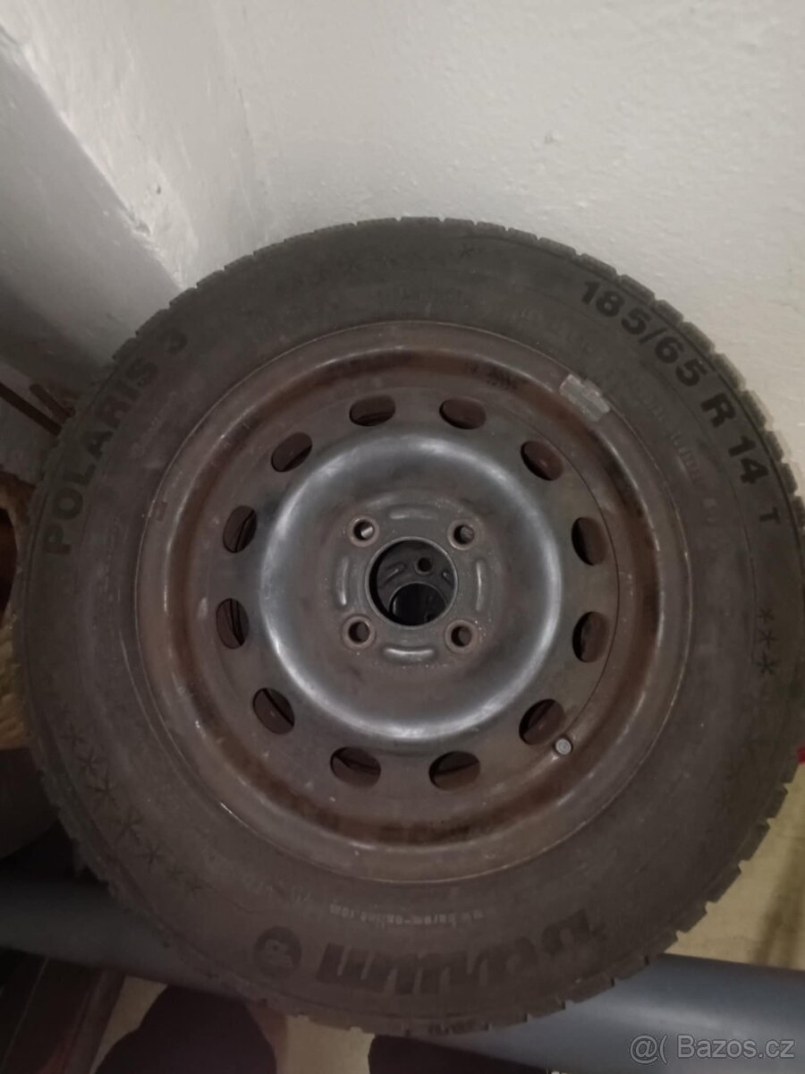 plechová kola ford se staršími zimními pneu