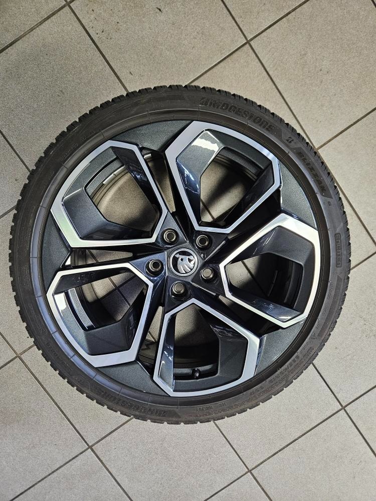 Prodám ORIGINÁLNÍ disky 19" na Octavii 4 + Pneu Bridgestone