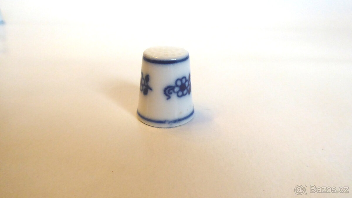 T007b_ Náprstek, cibulák, porcelán, retro