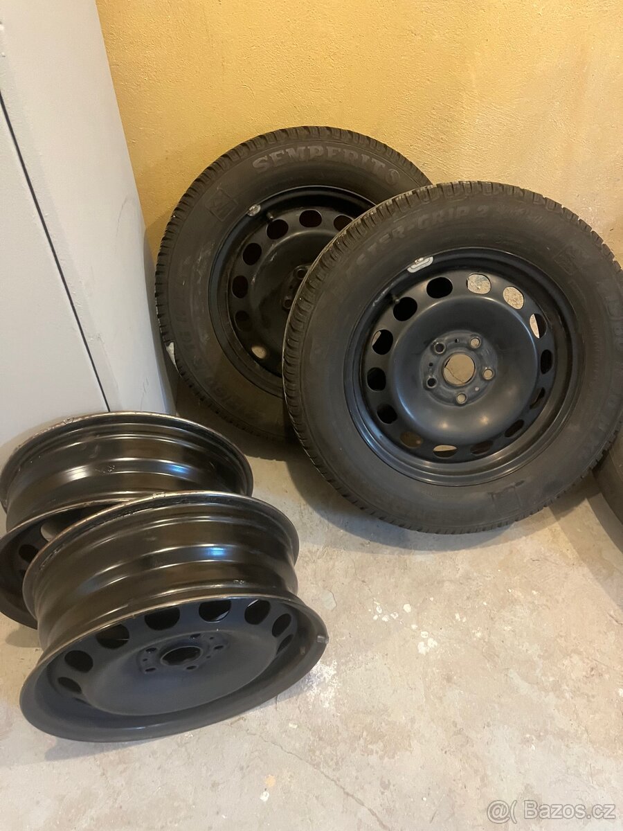 Zimní pneumatiky a plechové disky