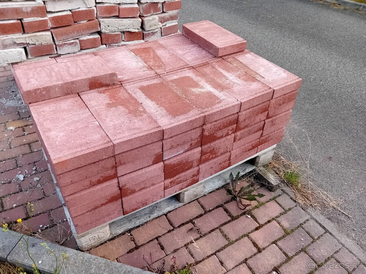 Betonové zákryty plotu KB blok