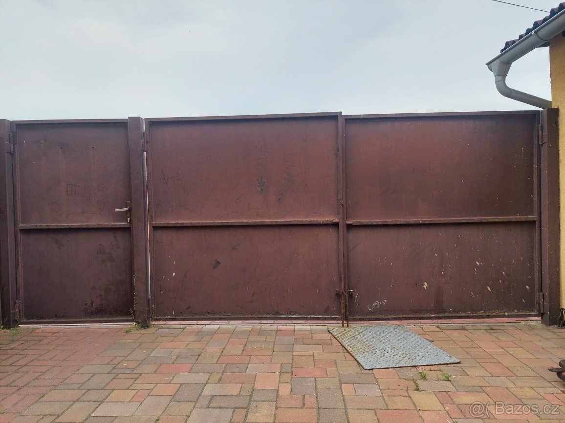 Plechová vrata s vrátky