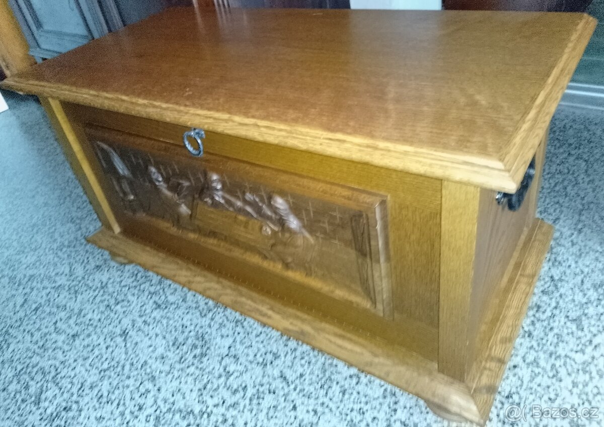 Dubový vyřezávaný botník - truhla