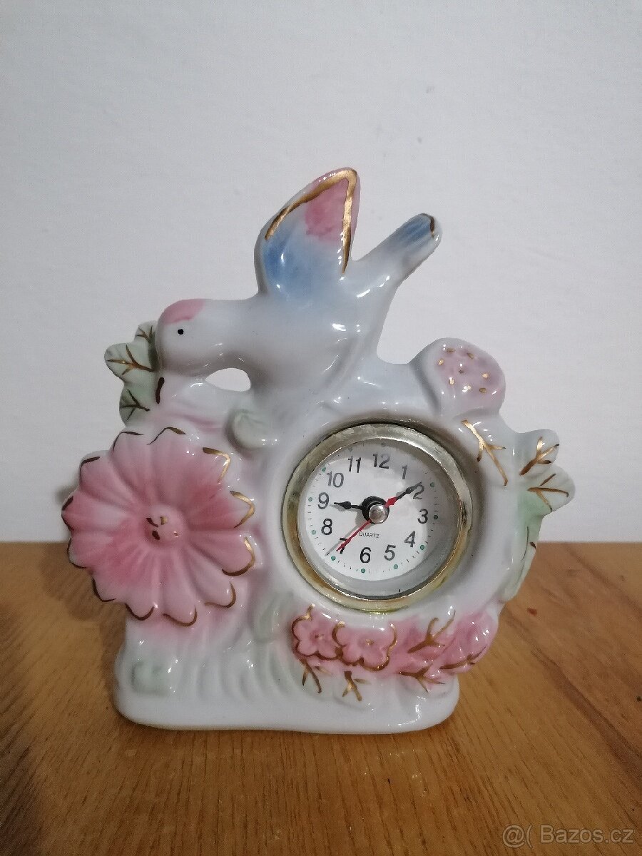 Hodiny s porcelánovou soškou holubice