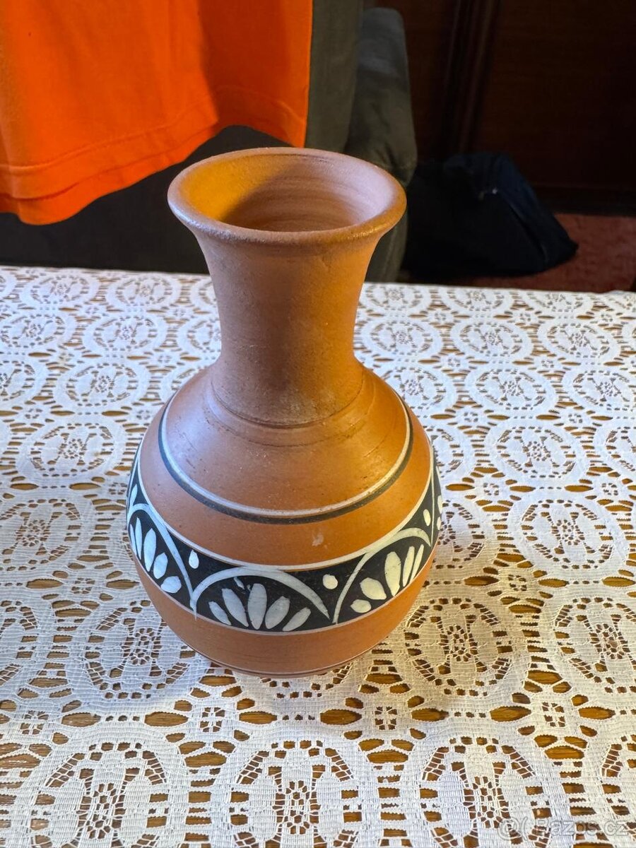Menší hliněná váza s lidovým motivem