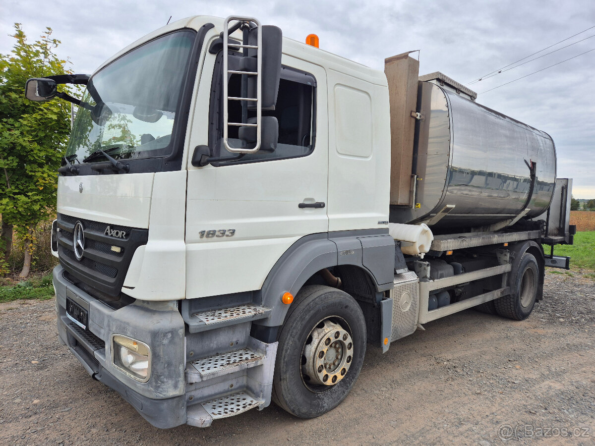 Mercedes Axor cisterna na asfalt