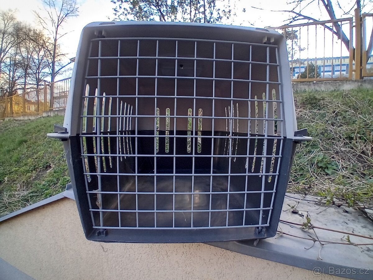 Přepravky pro psy nebo kočky.