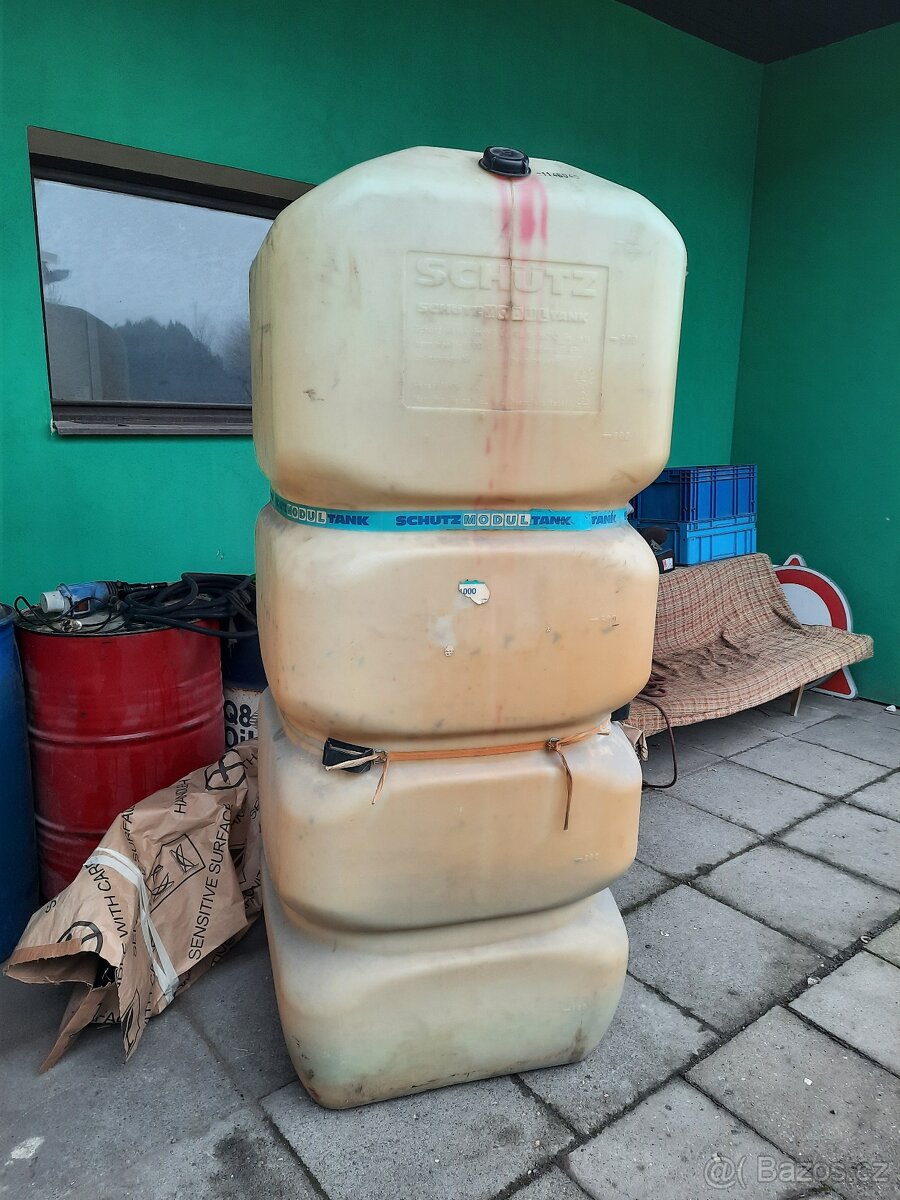 Plastová nádrž na naftu