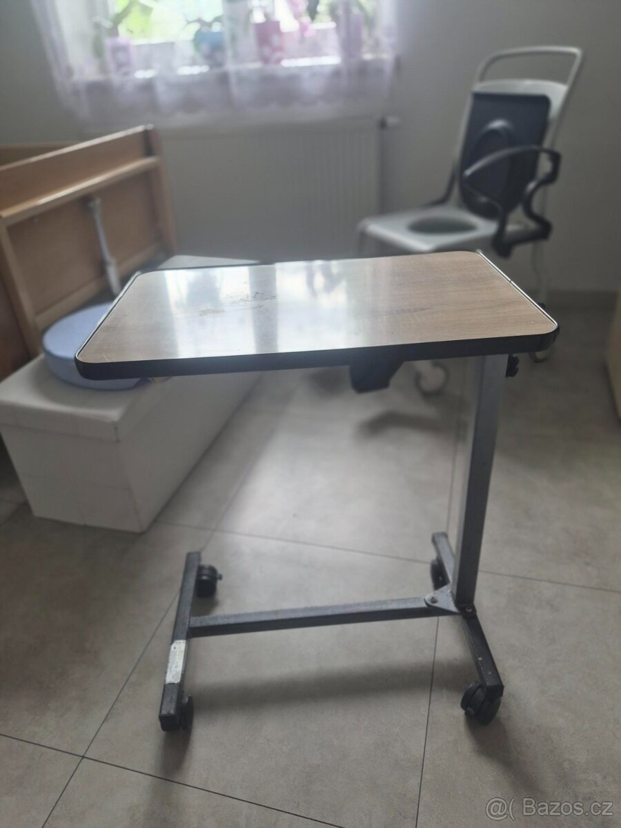 mobilní stolek