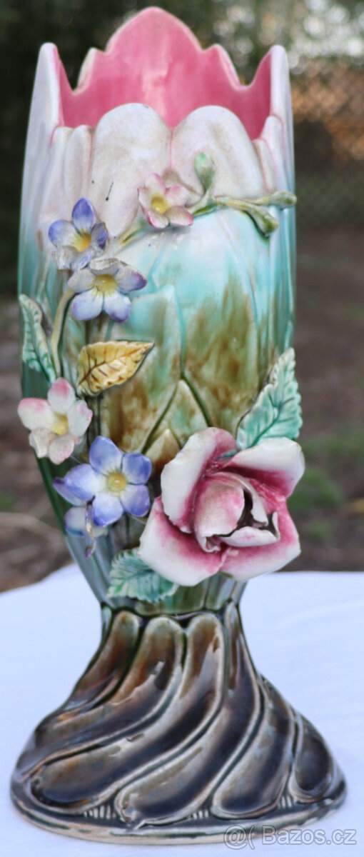 Váza s plasticky provedenými květy