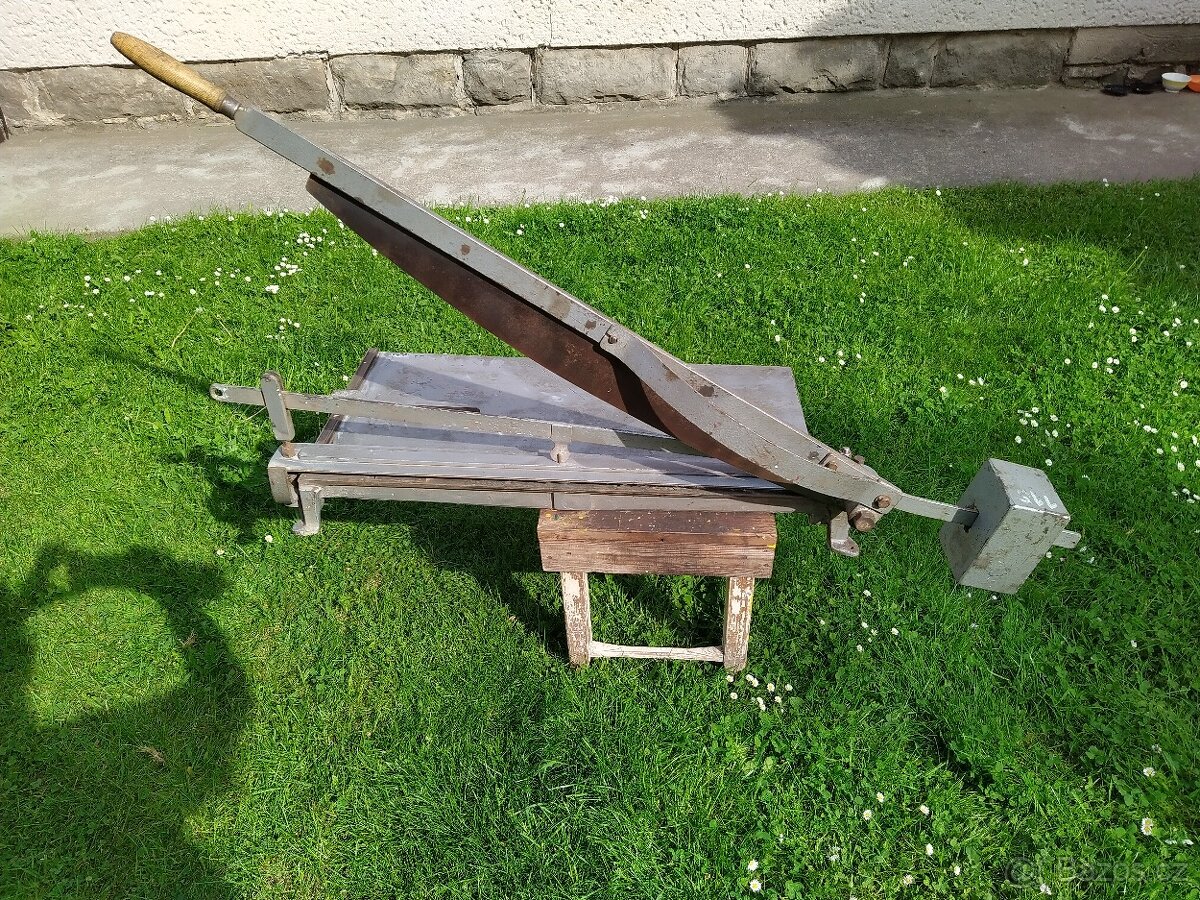 nůžky na papír nebo karton