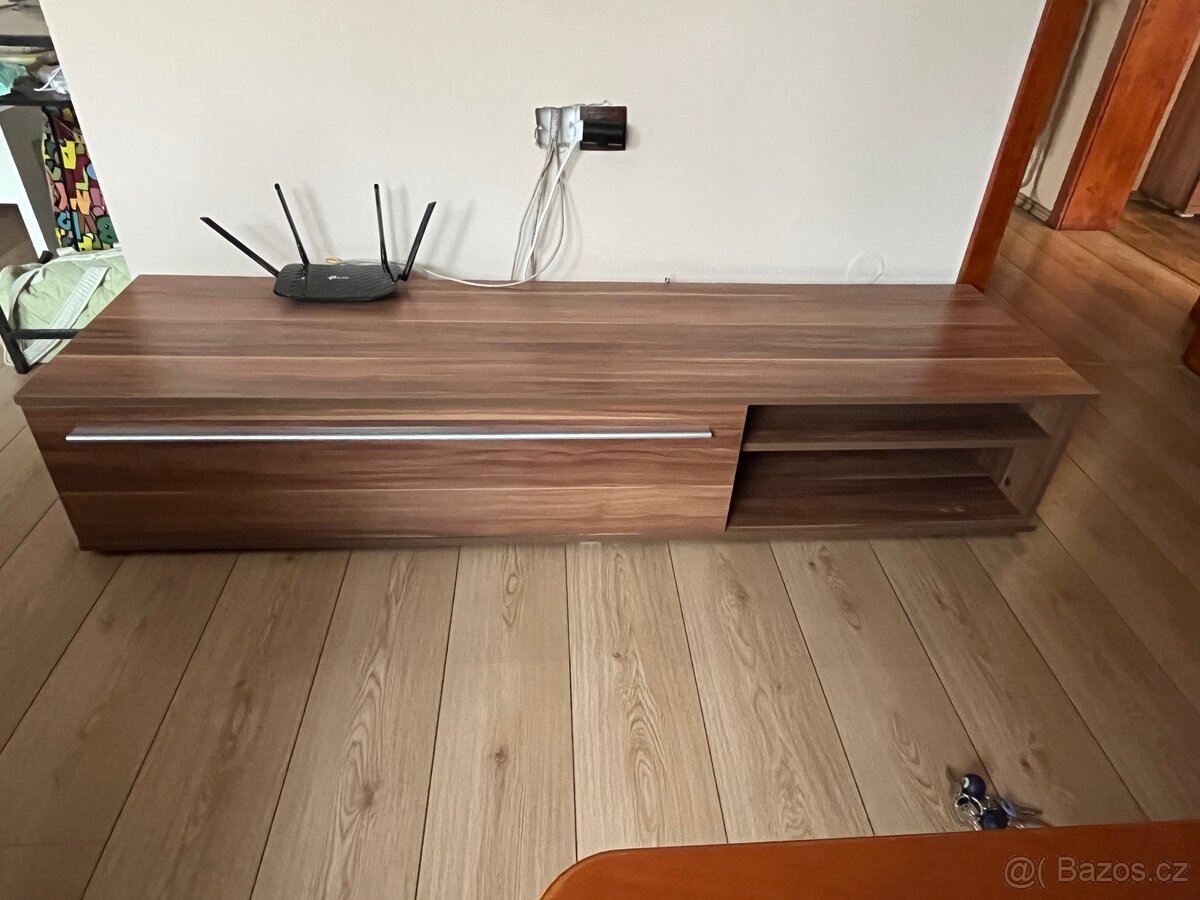Sestava skříní - TV stolek