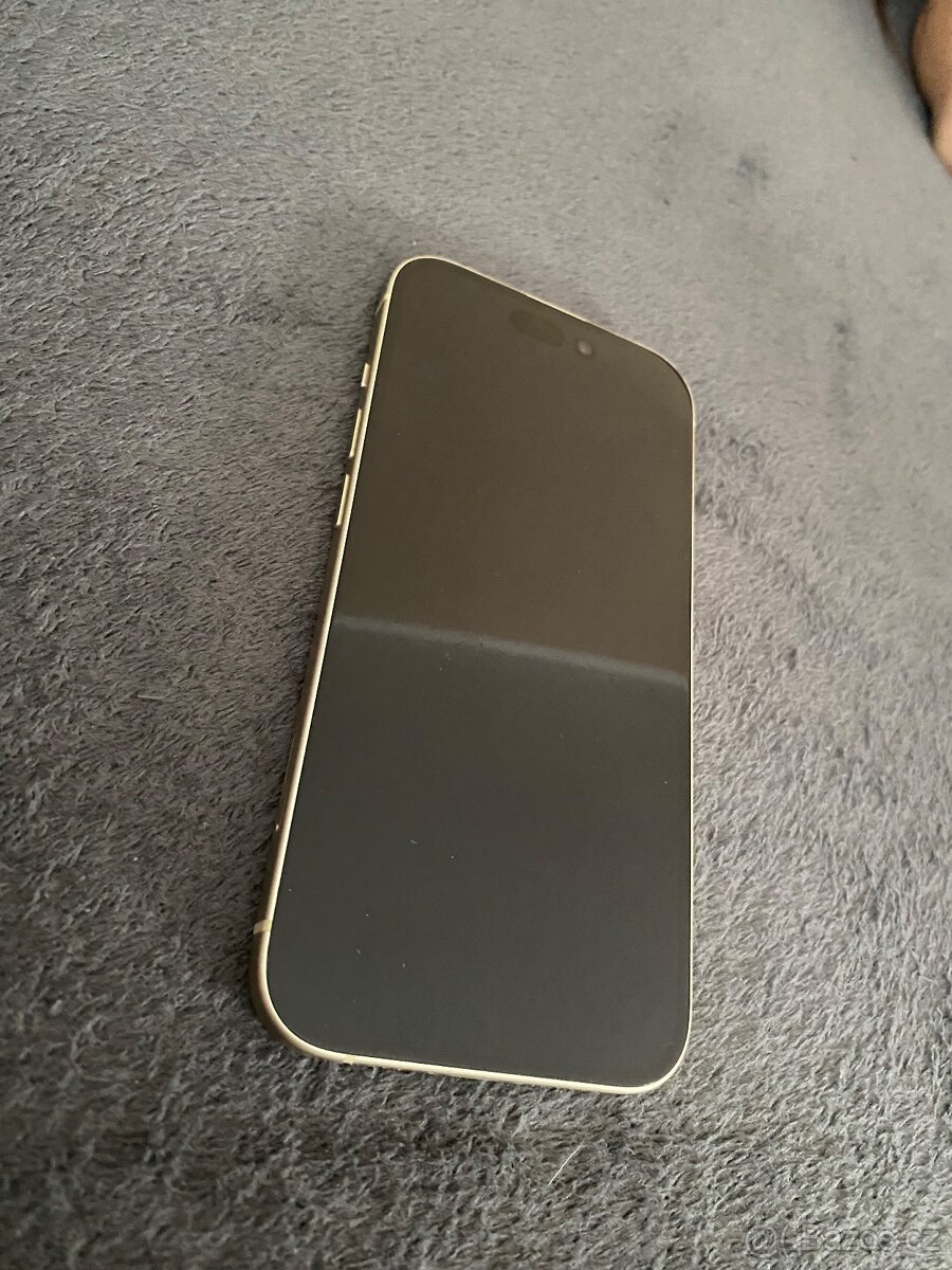 iPhone 15 žlutý