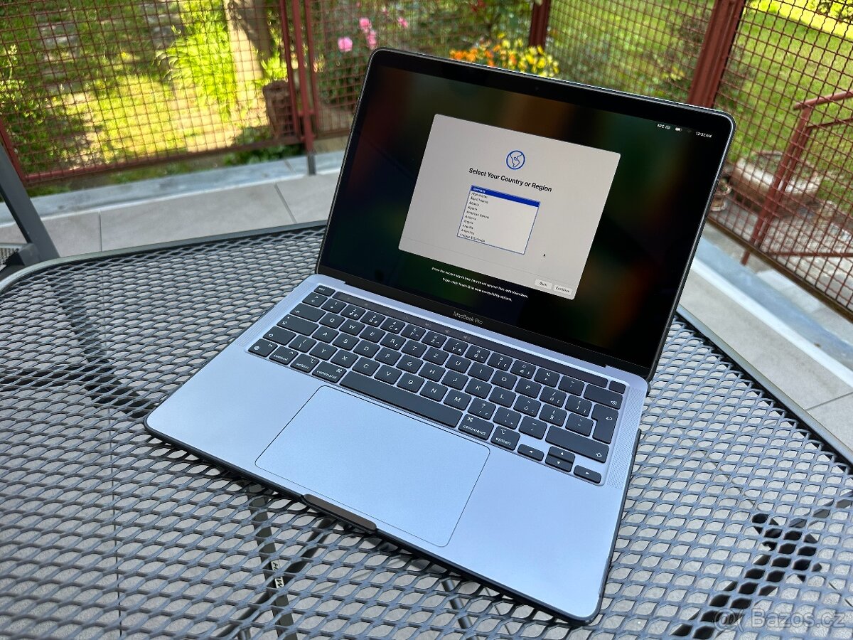 MacBook Pro 13" M1 (2020) - 8 GB RAM / 256 GB SSD top stav