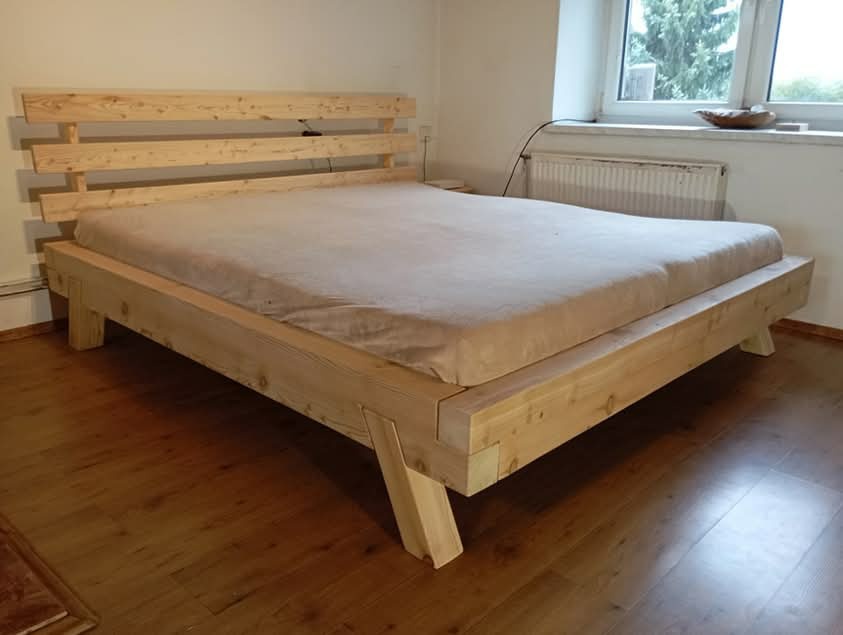 Masivní severská modřínová postel
