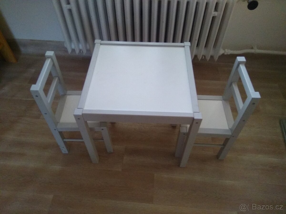 dětský stůl s zidlema