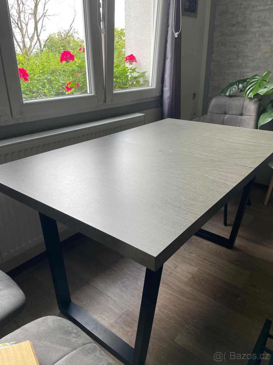 Prodám moderní jídelní stůl