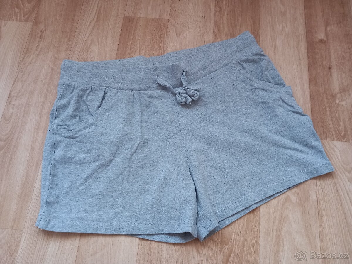 Šedé teplákové kraťasy vel. L - XL