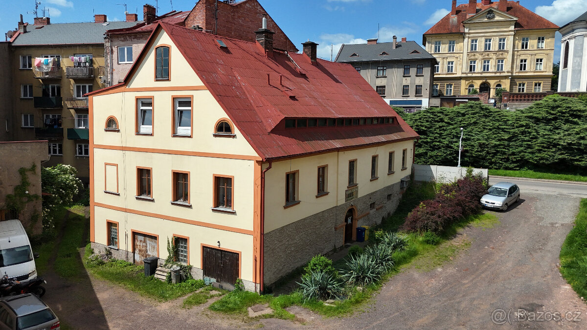 Investice - rodinný dům s byty, kom. prostory a solnou jesk.