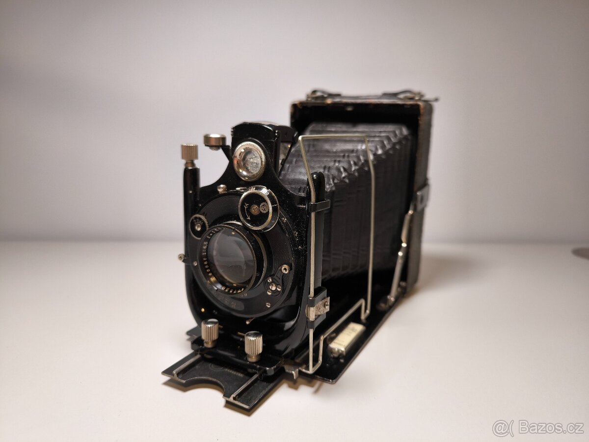 Historický fotoaparát s Zeiss objektivem