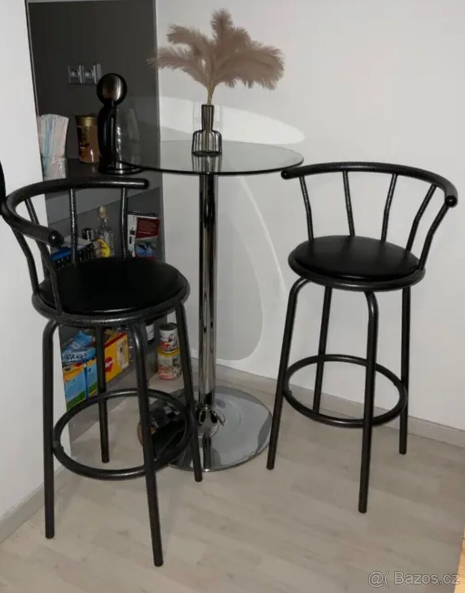 Skleněný barový stůl se dvěma kovovými židlemi