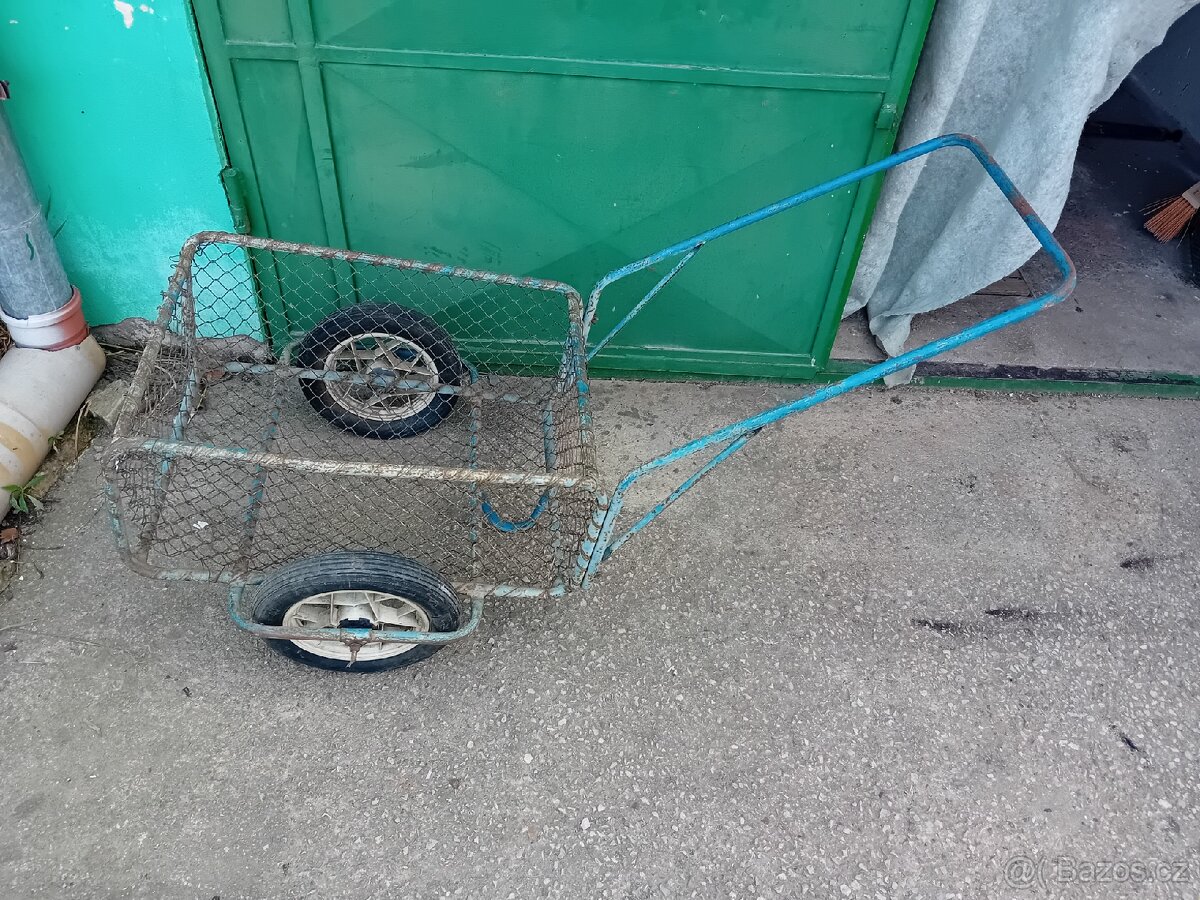 Ruční dvoukolový vozík s kovovým košem